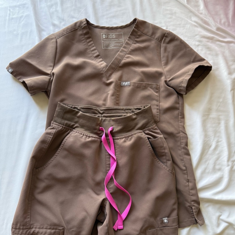 Figs brown Scrub Set with Pink Drawstring